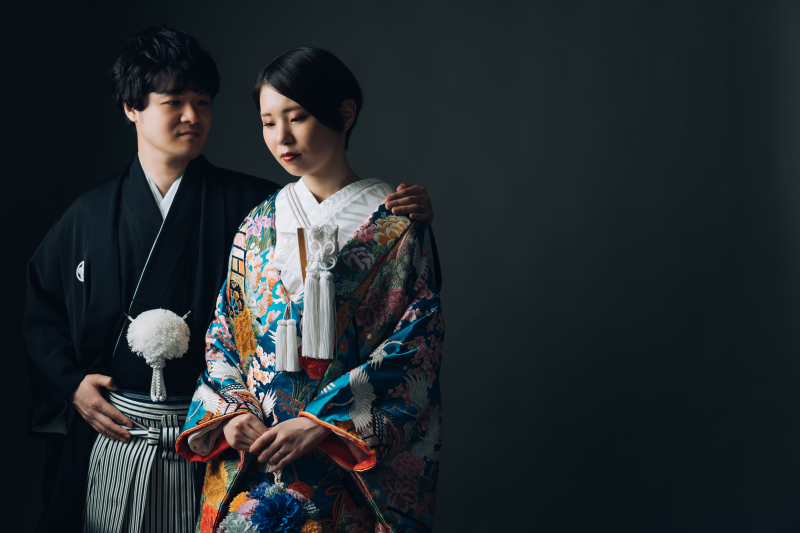 黒バックの背景がスタイリッシュ