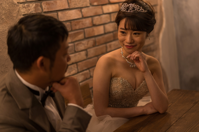 ブリックウォールのスタジオはシネマチックな一枚を