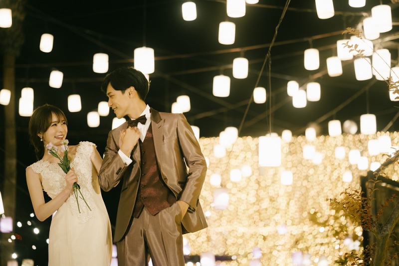 上空浮かぶ多数のランタン