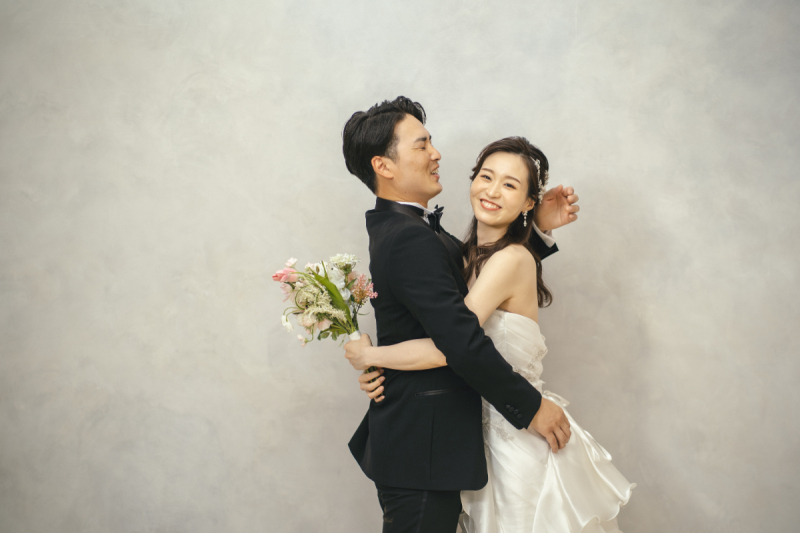 花束を手にハグショット