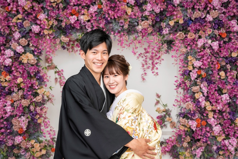 ローズやラベンダーなど鮮やか色をバックに