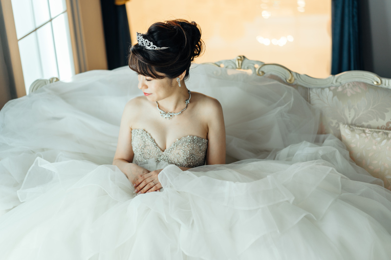 ボリュームのあるドレスに包まれてソロショットを