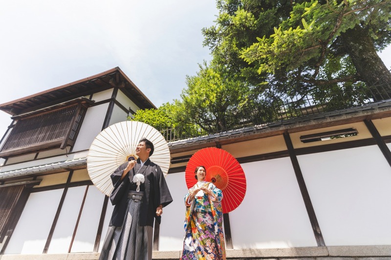 紅白の番傘がアクセント