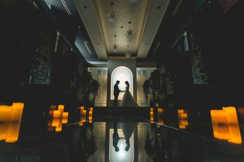 明かりを落とすと祭壇とキャンドルの灯りで照られて