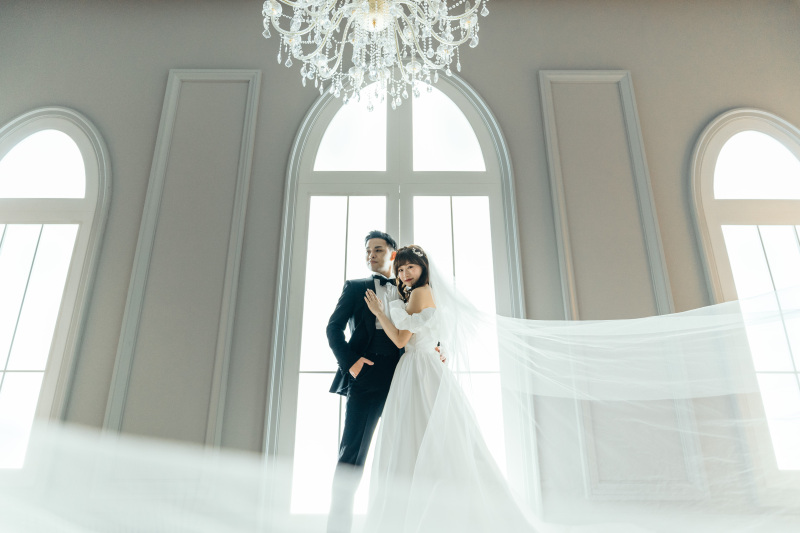 大きなアーチ窓とシャンデリアに照らされて