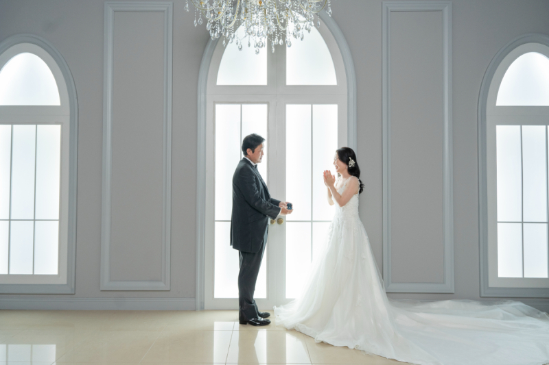 大きなシャンデリアの下でサプライズ？