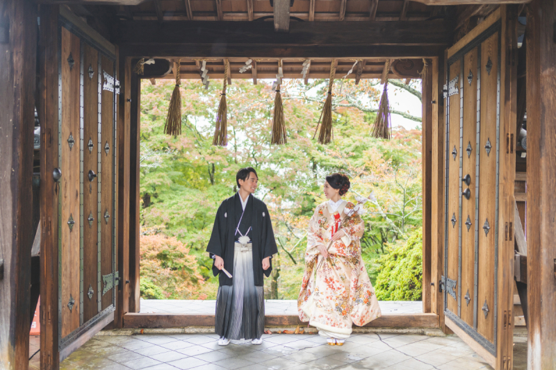 立派な門構えの下で