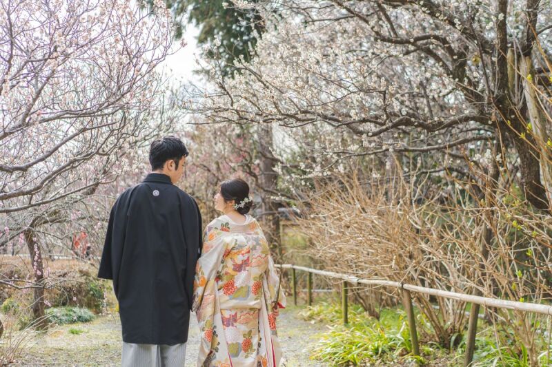 仲睦まじい後ろ姿