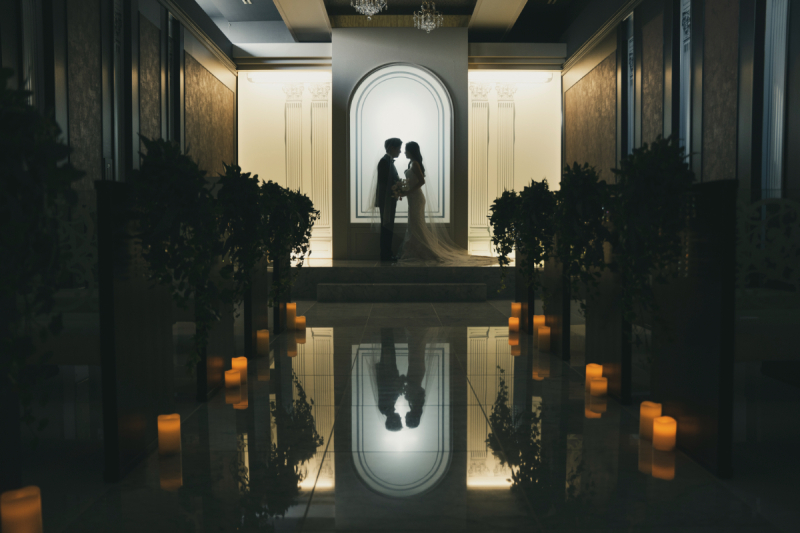 チャペルでは照明を落としたシルエットフォト