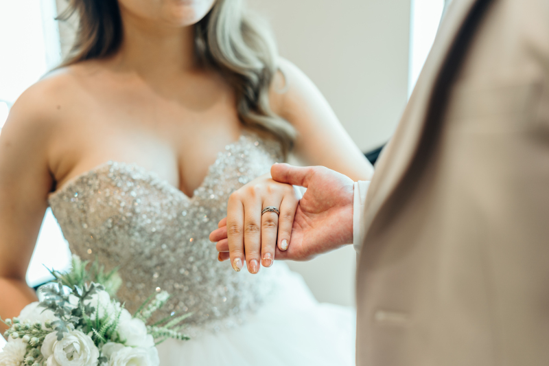 手を取る姿を収めたお写真はどこかシネマチック