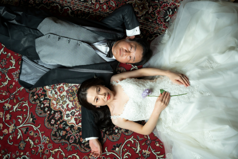 真っ赤な絨毯で寝そべりショット