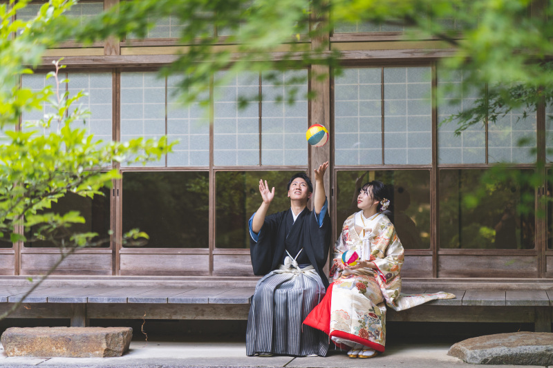 縁側でゆったり過ごす自然な瞬間