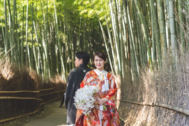 真っ白なブーケを手に