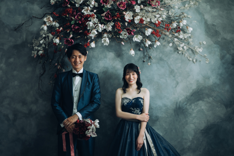 グレーベースの空間でスタイリッシュな花壁と共に