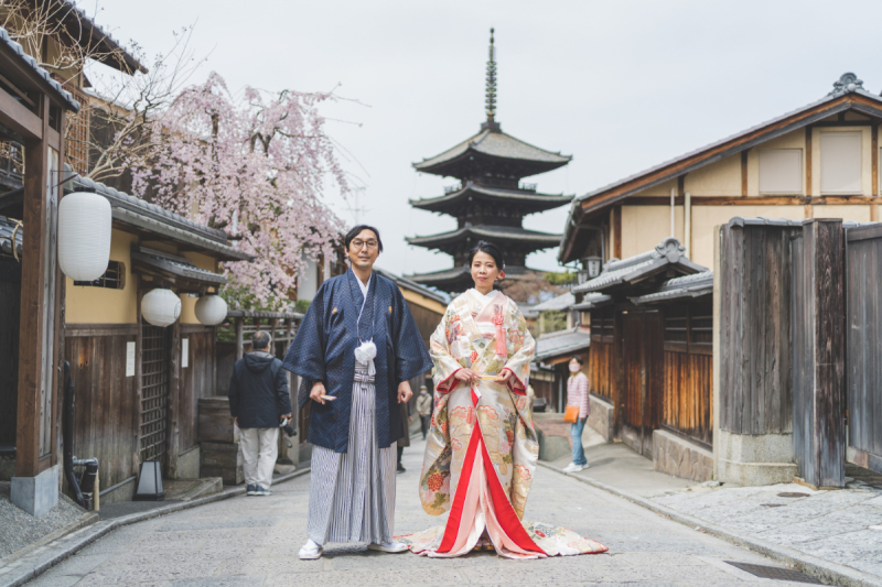 祇園の塔を背に