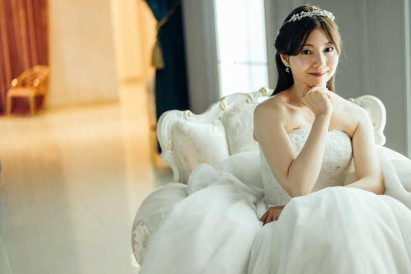 可愛いソファに腰かけて