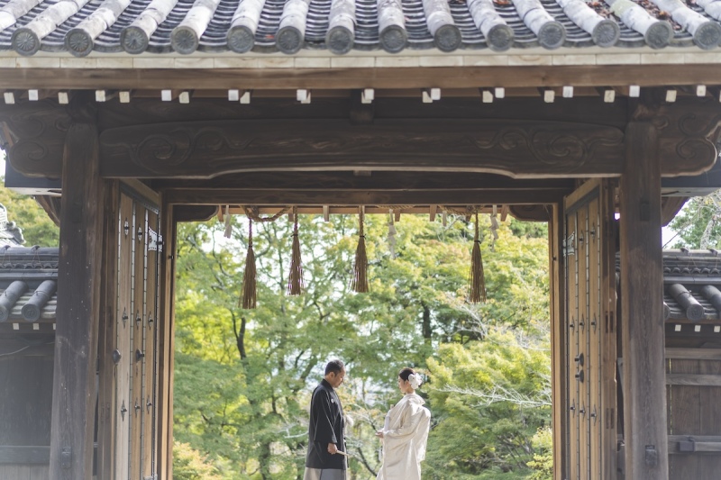 門前での力強い一枚