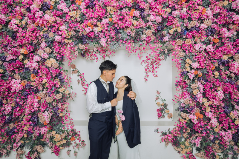 ウォールフラワーの下でご新郎様の優しさ見える一枚