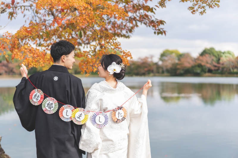 大沢池のほとりで私たち「結婚しました」