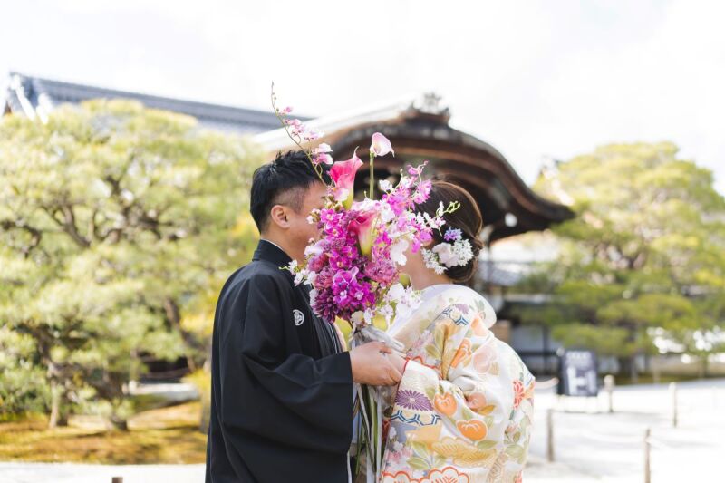 ブーケに隠れて