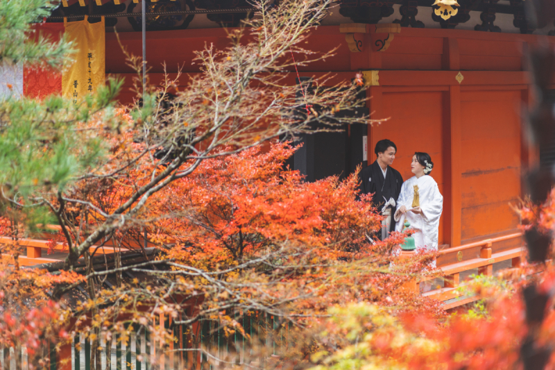 朱塗りの寺院の中で
