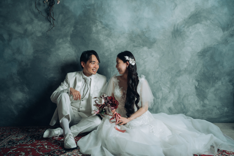 真っ白な衣装の良く映えるグレーの空間に赤の絨毯