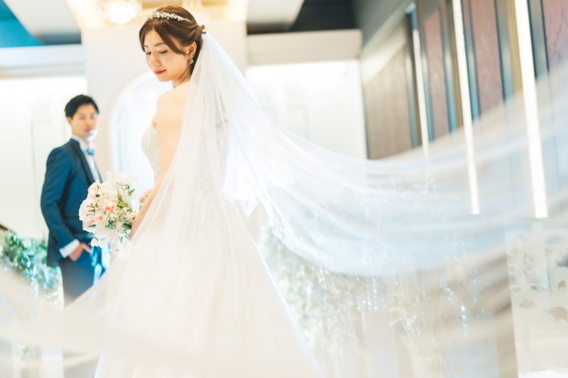 ベールのなびく印象的な