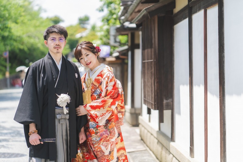 腕を組んで寄り添って