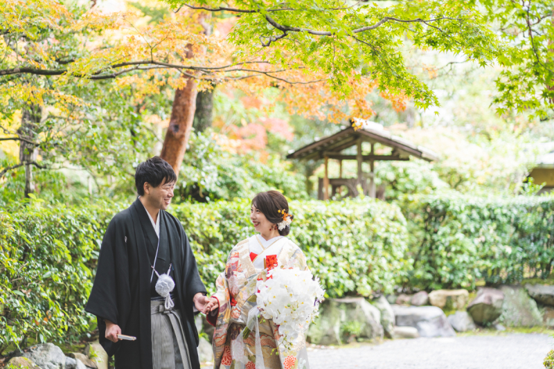 豊かな緑と紅葉の下で