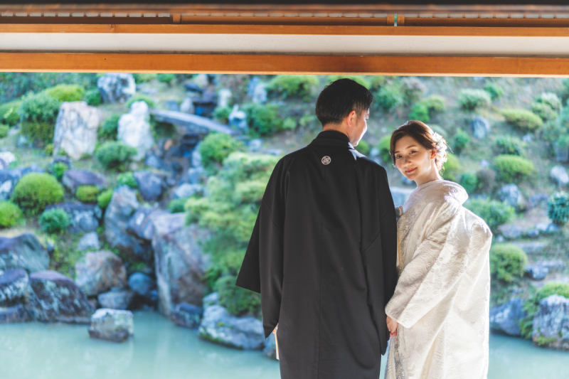 中庭に広がる日本庭園に向けて