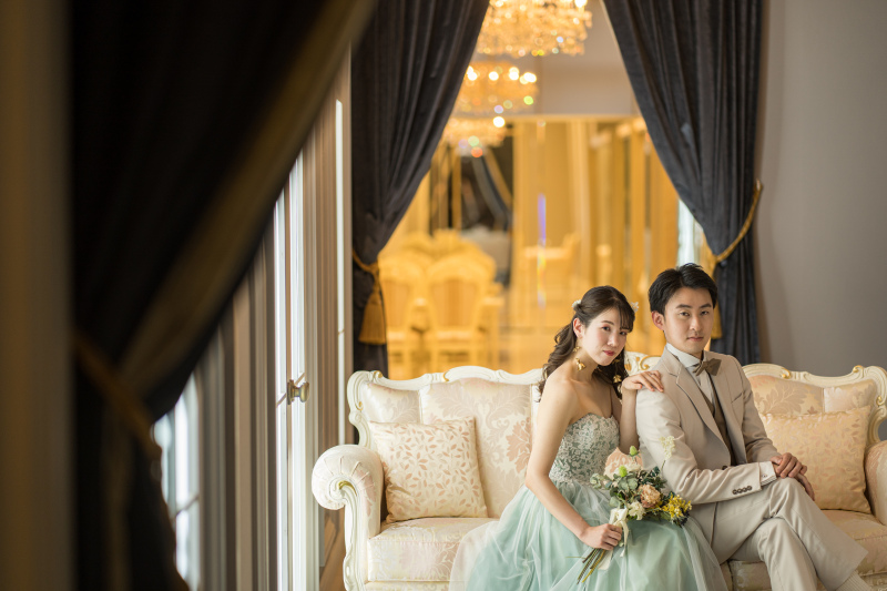 大きなシャンデリアの下で