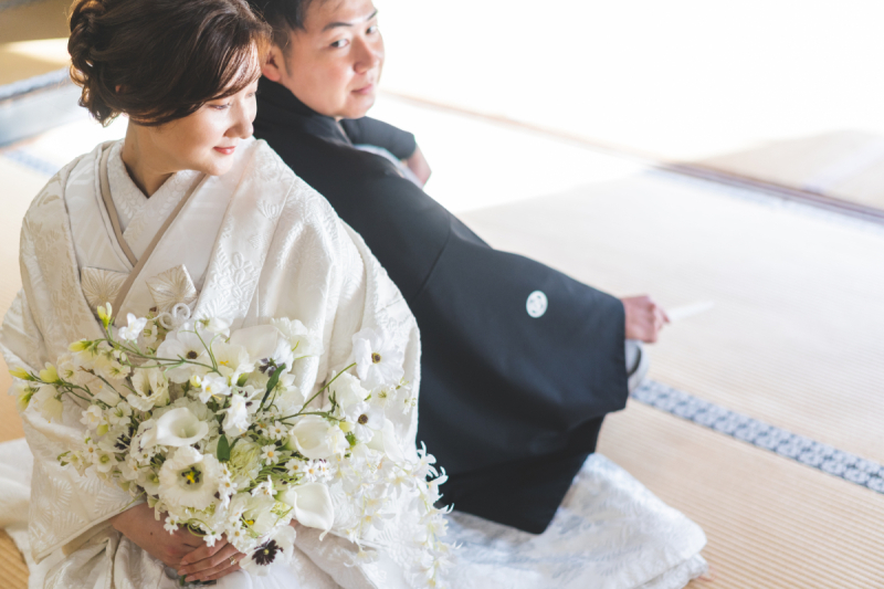 和室に座って背中合わせの一枚