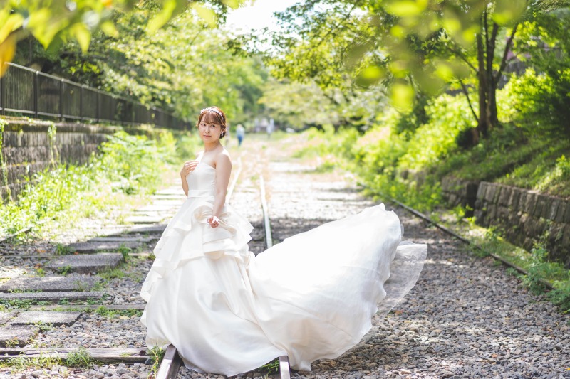 降り注ぐ木漏れ日の中で