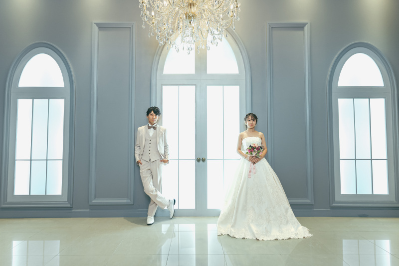 大きなアーチの窓が印象的、光に照らされて