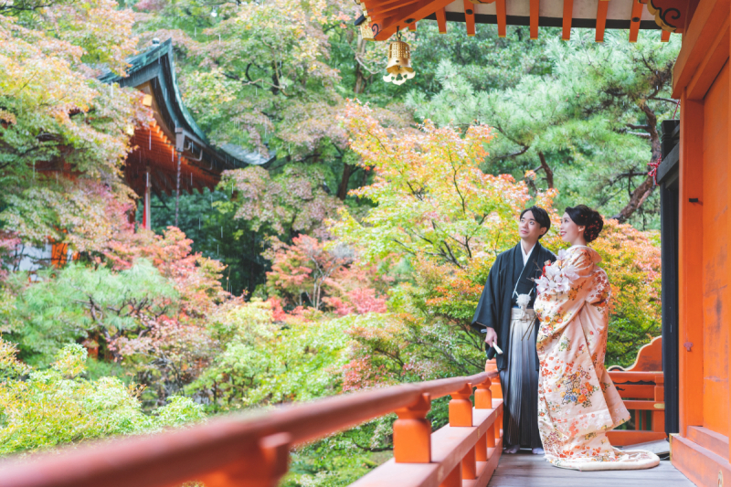 朱塗りの建物と紅葉が美しい