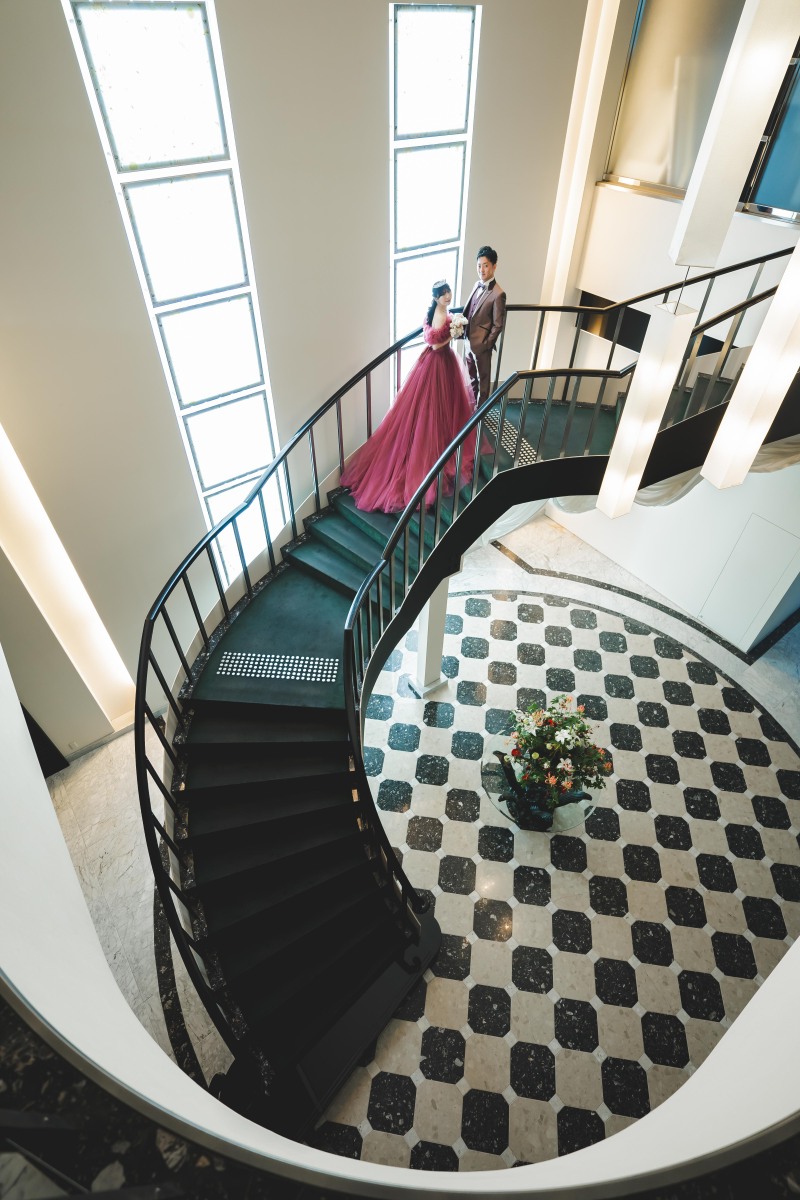 吹き抜けの階段を使ってダイナミックに