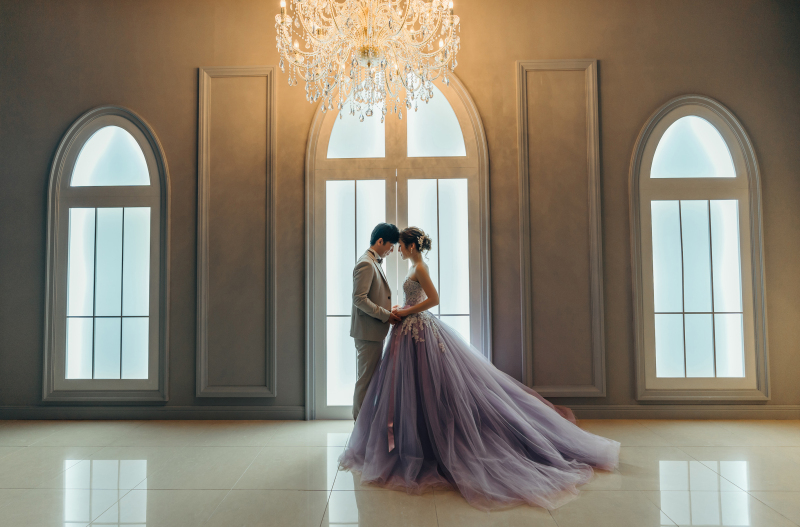 ラベンダーカラーの淡色ドレス