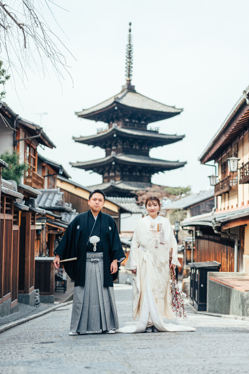 八坂の塔をバックに