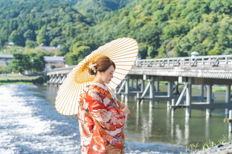 風情溢れる景色の中に素敵な花嫁様