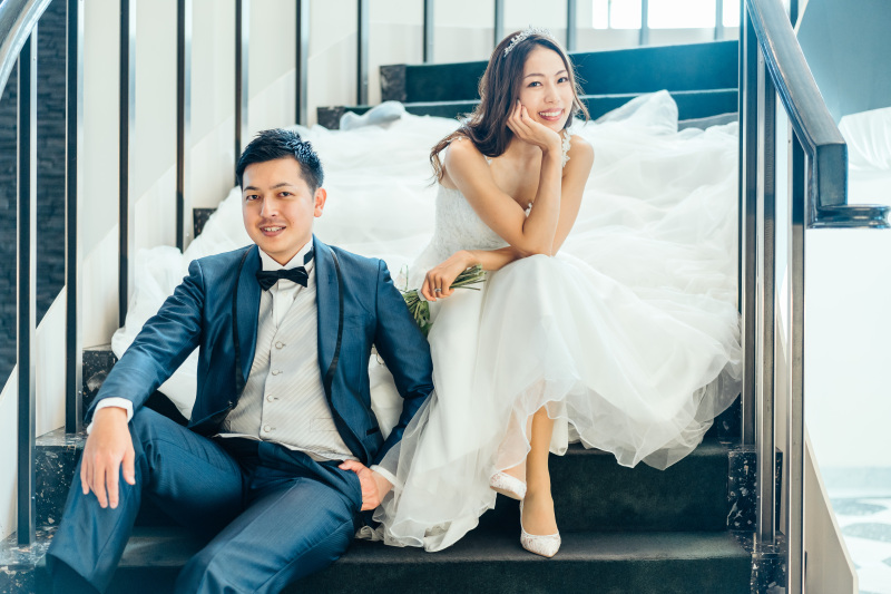 広がるドレスも美しい、スタイリッシュな階段フォト