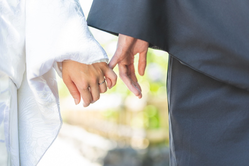 指切り結ぶ《永遠の愛》と輝く指輪