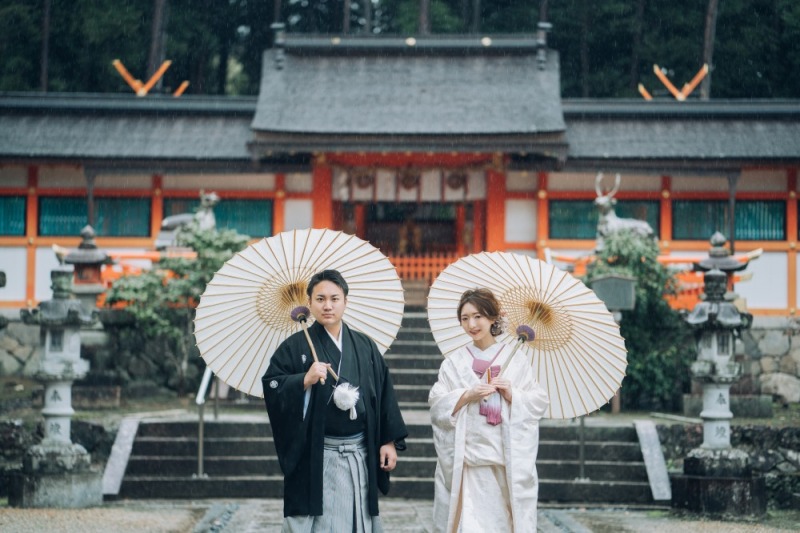 石段を上がると、一直線にのびる参道。