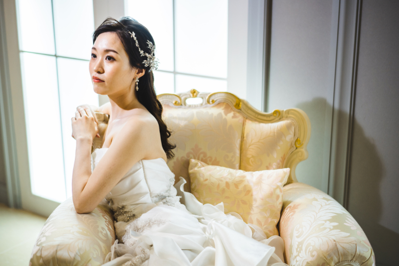 白いソファに腰かけて