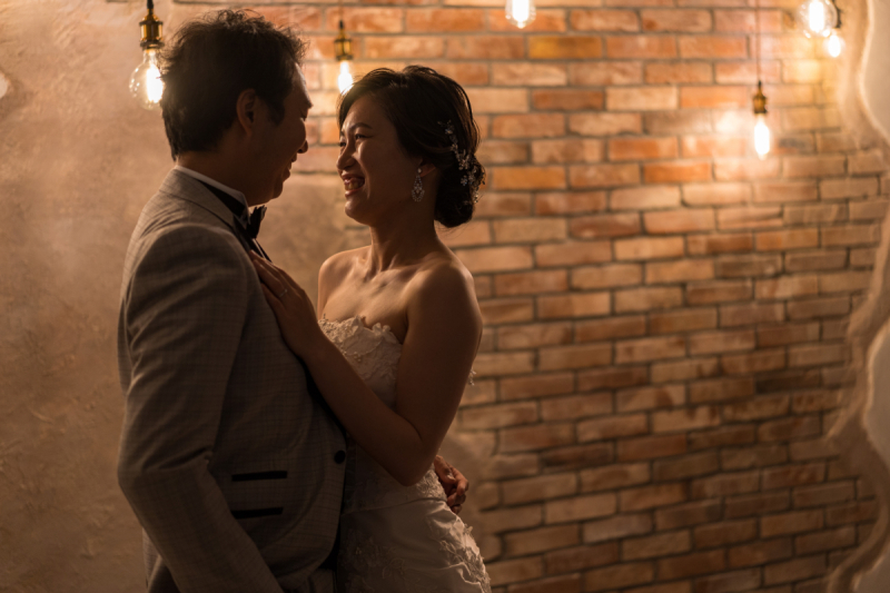 抱き合う姿をシルエットにして