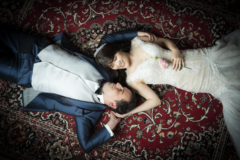 赤絨毯の上で見つめあう二人