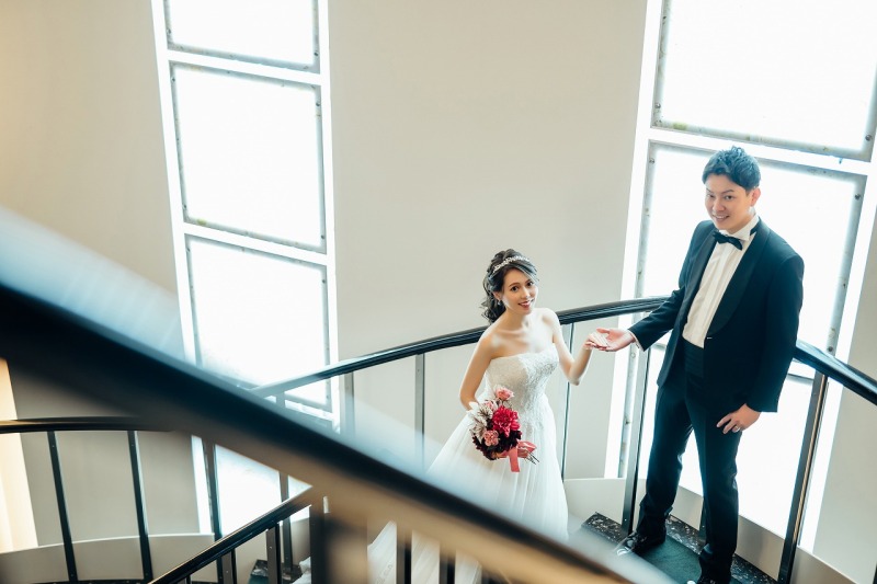 手を取り合って