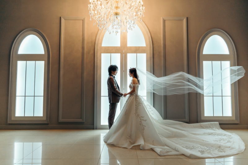 シャンデリアの灯りがドラマチック