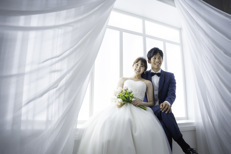 レースのカーテンから