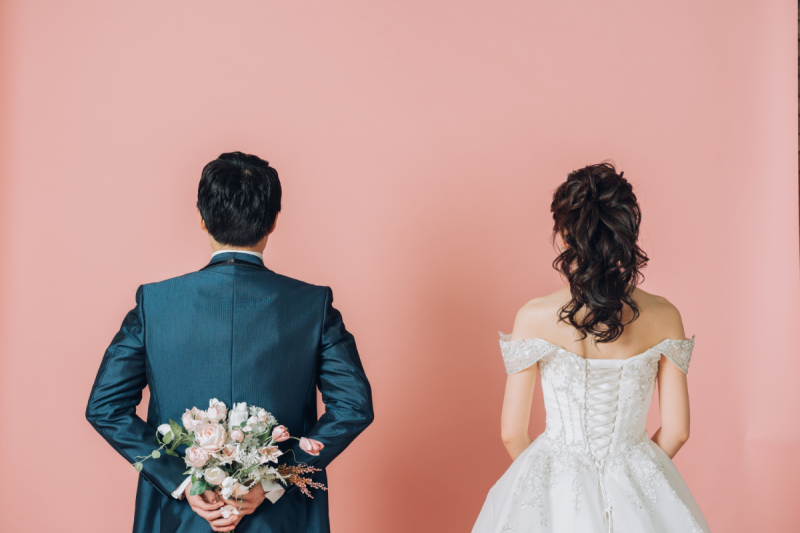 ピンクの背景でキュートなバックショットを