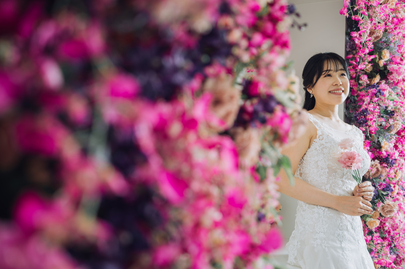 ピンクの花に囲まれて